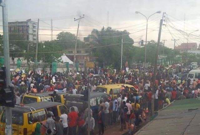 BREAKING: Heavy Protest Rocks INEC Office, Enugu Over Alleged Plans To Rig Guber Election (Photos)