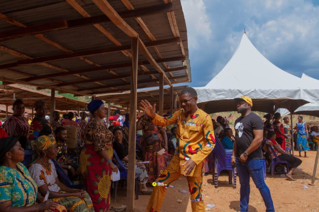 Enugu2023: APC Collapses Structure for APGA, burns broom, party artefacts
