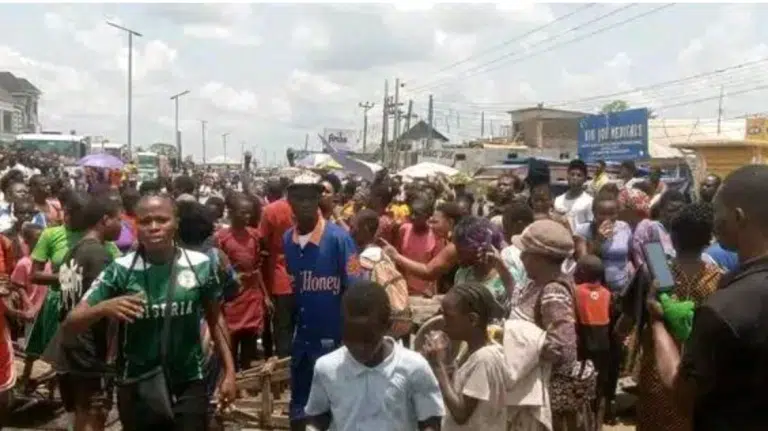 Heavy Protest Rocks Bayelsa Over Rejection Of Old N500, N1000 Naira Notes (Video)