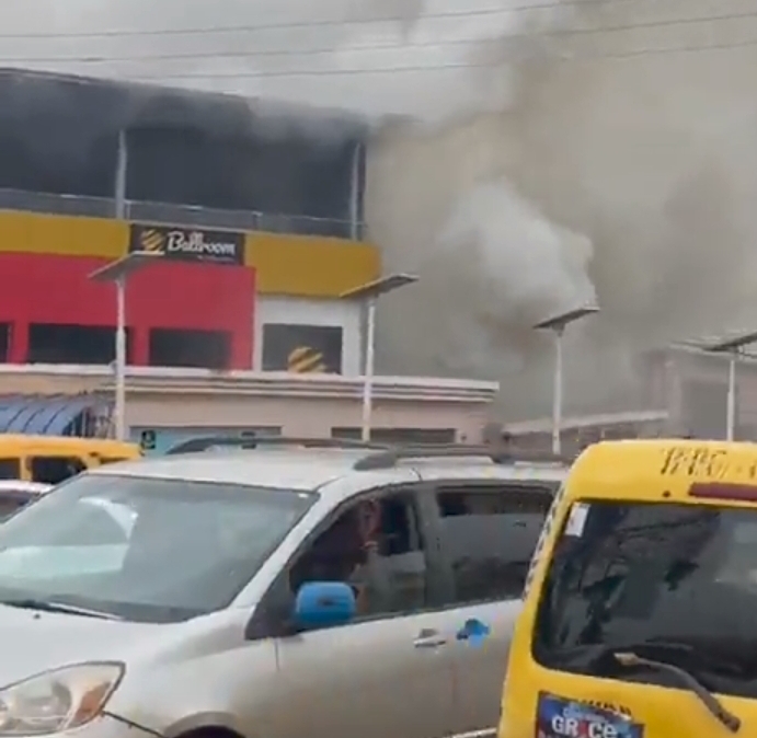 BREAKING: Fire Razes Popular Club House In Enugu (Video)