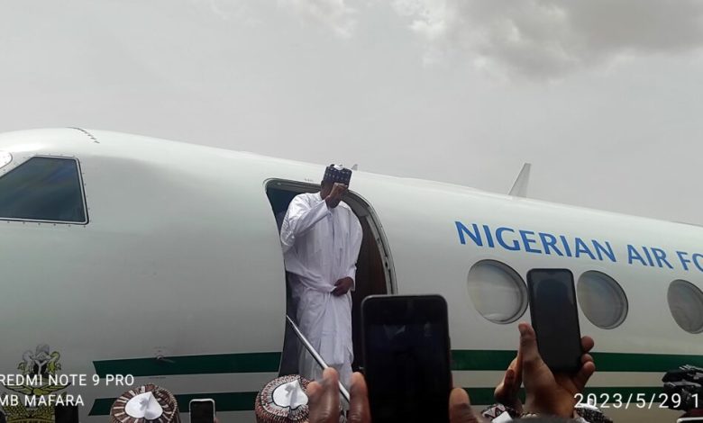 JUST IN: Buhari Arrives in Daura from Abuja After Handing Over [PHOTOS]