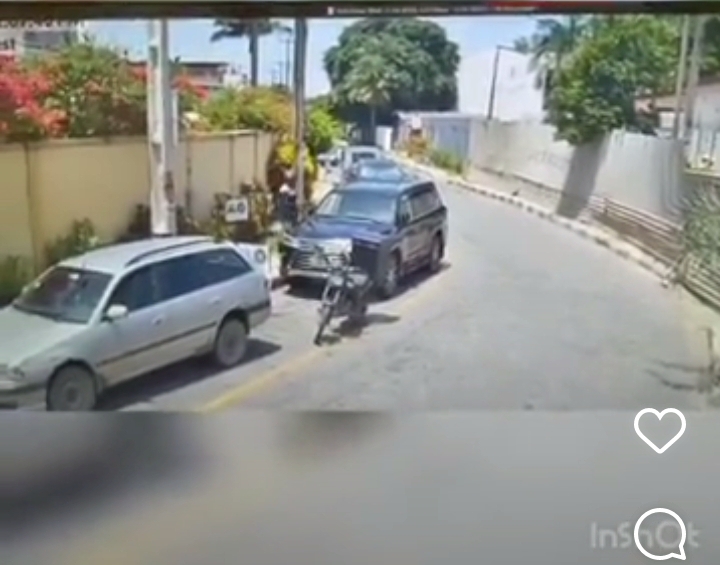 CCTV Captures A Delivery Man Steals Side Mirrors Of An SUV Parked Along The Road In Ikoyi [Video]