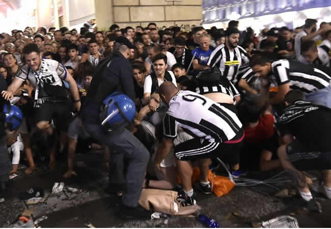 Nine dead in soccer match at El Salvador stadium fight