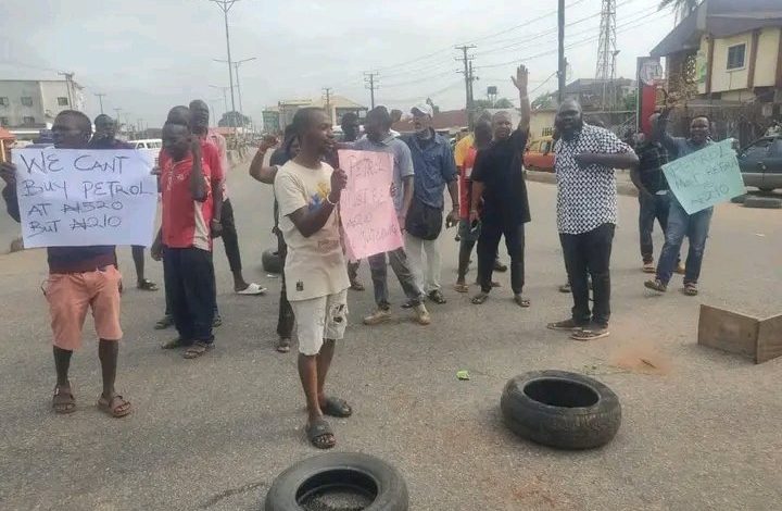 BREAKING: Protest In Edo State Capital Over Increase in Petrol Prices 
