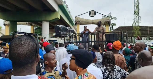 BREAKING: Oyo Workers Seal Govt Secretariat Gate