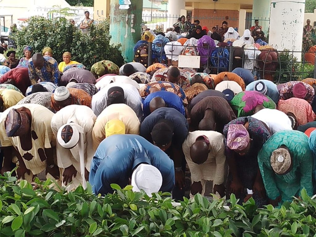 Oyo Workers Continue Protest, Observe Jummah Prayer at Secretarial Gate [PHOTOS]