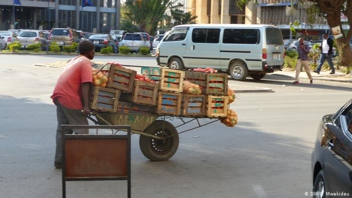 Drama As Barrow Pusher Escapes With Woman's Foodstuffs In Abuja Market