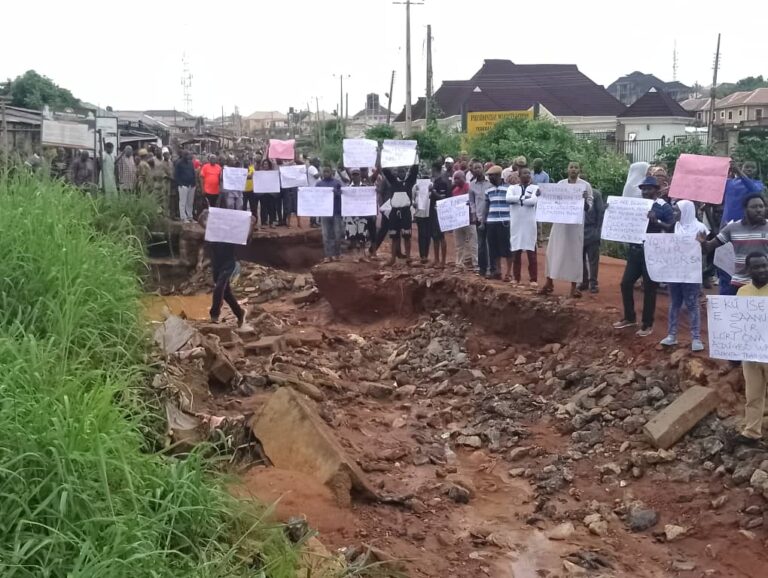 Heavy Protest In Ogun Over Shabby Road Linking Soyinka Train Station