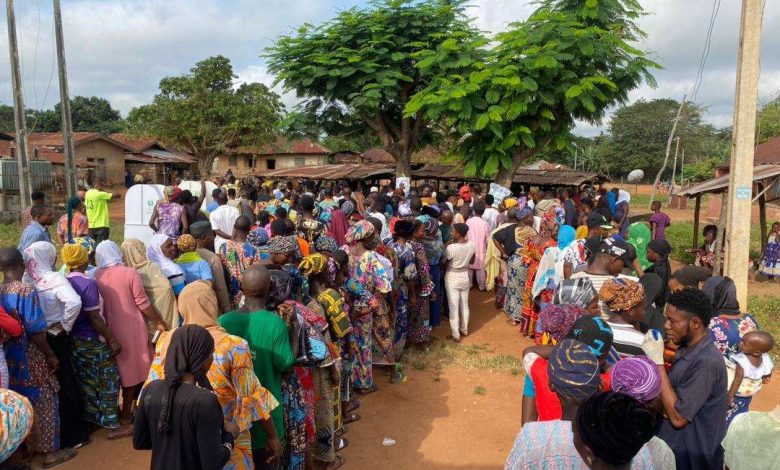 BREAKING: Over 200 INEC Officials Stranded, Fight For Transport To Polling Units In Kogi [PHOTOS]