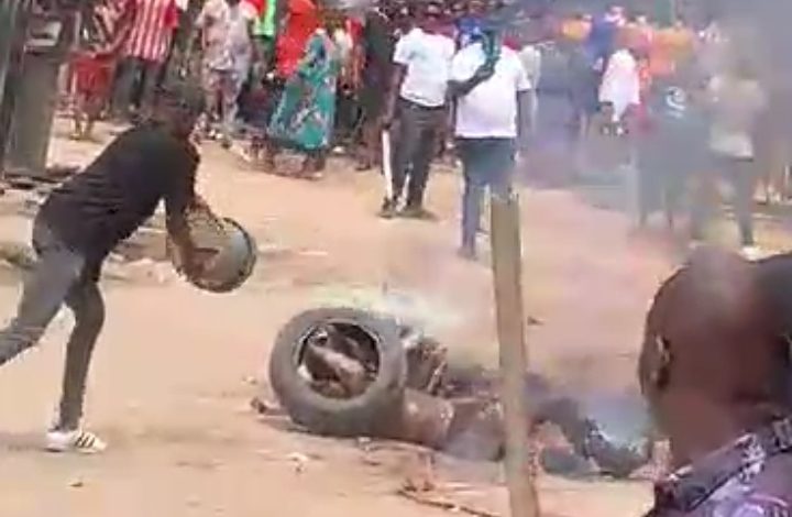 This Is The Return Of Bakassi Boys - Anambra Residents Reacts To The Burning Of Two Brothers Alive For Alleged Touting, Armed Robbery 