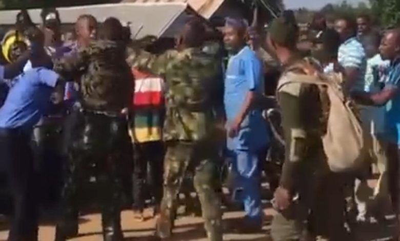 Drama As Policemen, Soldiers Engage In Brutal Public Fight Over Traffic Violation In Ekiti [VIDEO]