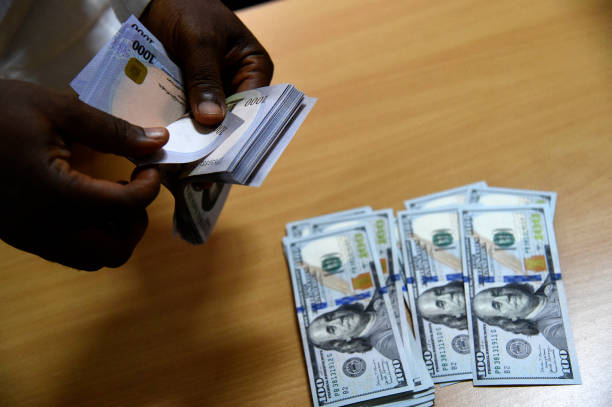 Naira CrashesAgainst Dollar, Closes At N996/$1 At Official Market