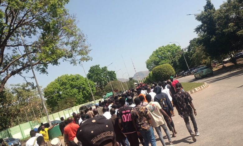 BREAKING: Students Take To Their Heels As Gunshots Rents The Air At NANS Election In Abuja [VIDEOS]