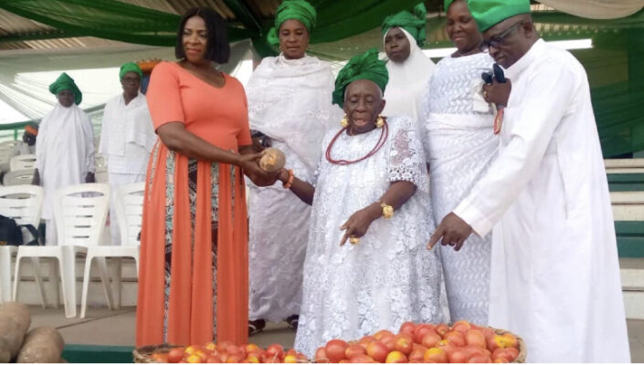 Market Men, Women Donate Yams, Pepper, Onions To Remi Tinubu