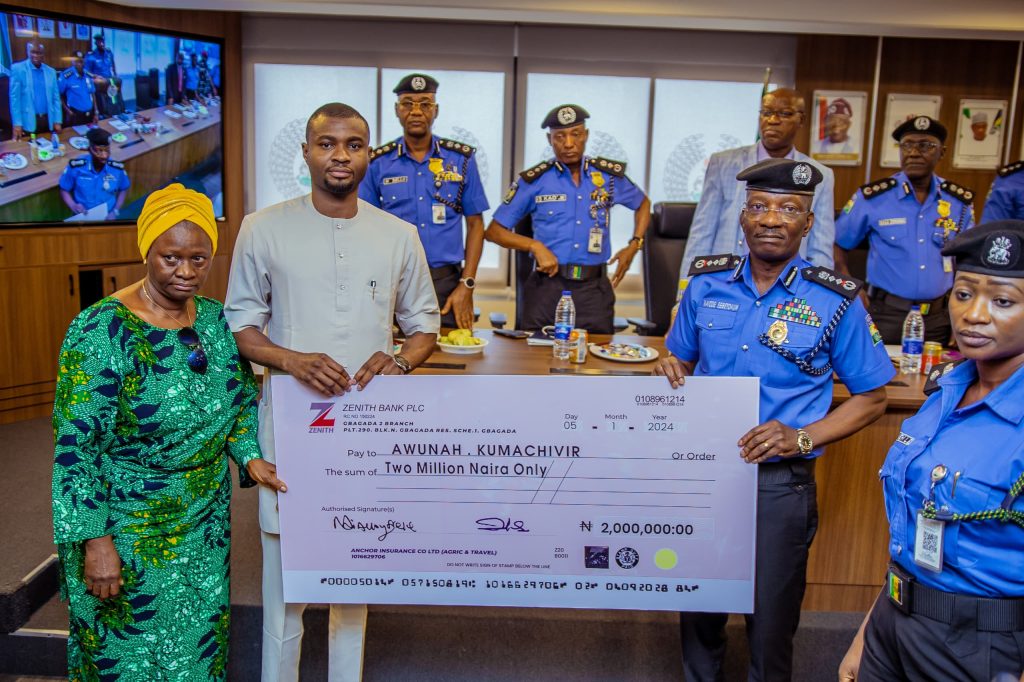 Nigeria Police Presents N2bn To Families Of Slain Officers In Abuja