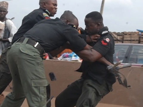 Soldiers Brutalise Policeman For ‘Wrong Parking’