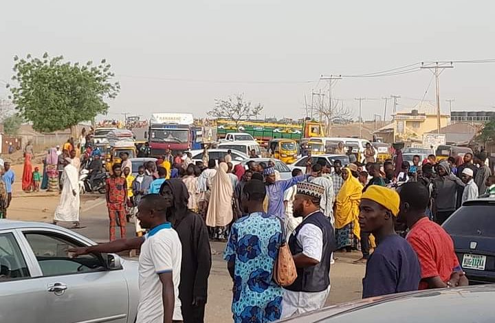 Tension In  Benin-Asaba Expressway As Stray Bullet By Police Kills Man In PoS Stand, Angry Residents Blocks Road 