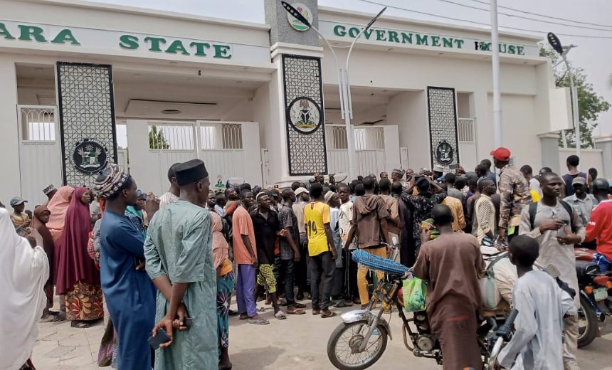 Zamfara: Residents Storm Govt House To Protest Troops’ Withdrawal From Bini Village 