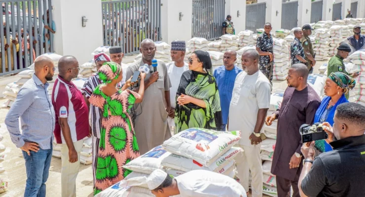 Natasha Akpoti Distributes 7,200 Bags Of Rice, Beans To Kogi Constituents