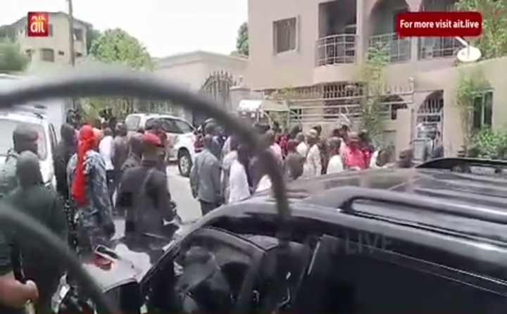 Moment Police Prevents EFCC Operatives From Arresting Former Kogi Gov, Yahaya Bello [VIDEO]