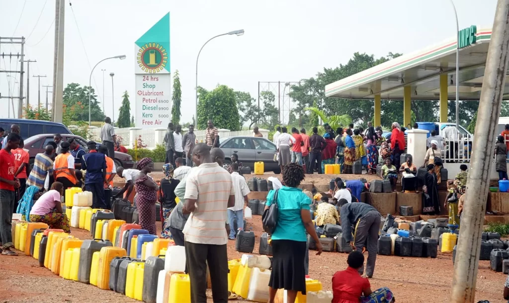 Fuel Scarcity: Nigerians React As Lagos Filling Station Caught Charging ₦1000, ₦2500 For Keg Before Selling Fuel