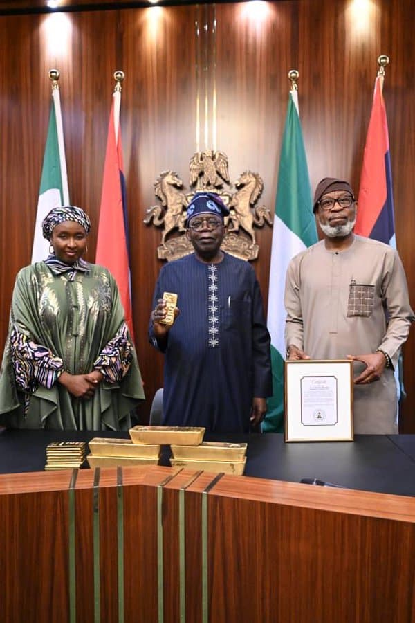 Breaking: President Tinubu Receives Symbolic Gold Bar To Boost Naira Value (Photo)