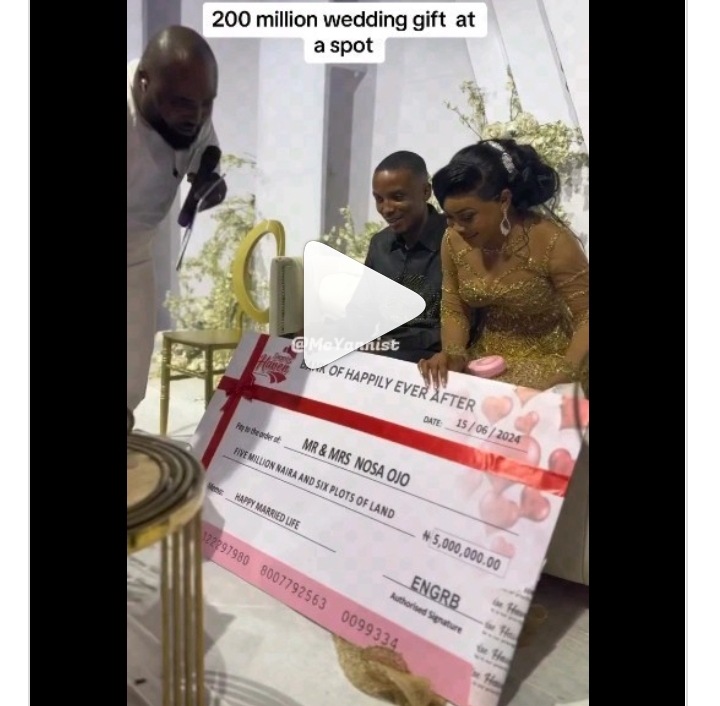 Moment Couple Received Over N200Million Cash Gift On Their Wedding Day (Video)