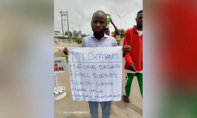 #EndBadGovernanceInNigeria: Lone Protester Spotted At Adamawa Government House Ahead Of Scheduled Protests