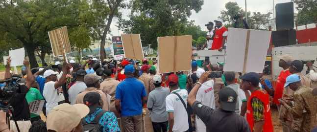 BREAKING: Chaos As Protesting SSANU, NASU Members Clash With Security in Abuja [PHOTOS]