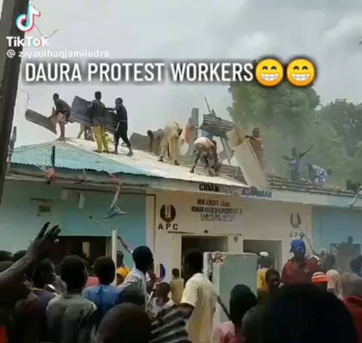 BREAKING: Angry Youths Vandalise APC Offices In Zaria, Daura [Videos]