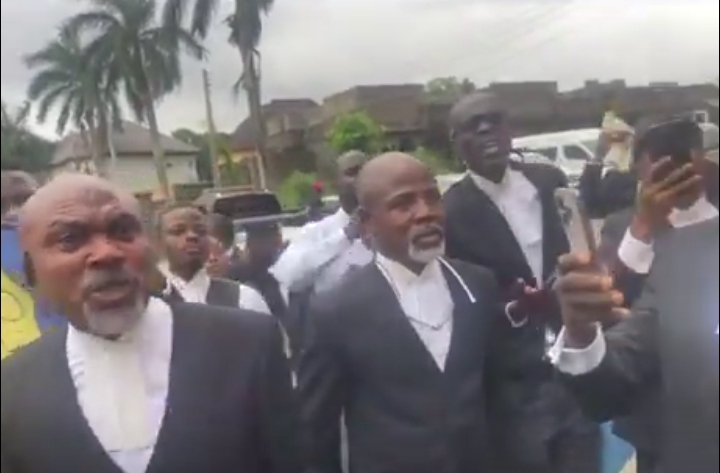 Chaos As EFCC Operatives Fire Tear Gas At Protesting Lawyers In Oyo [Photos] 