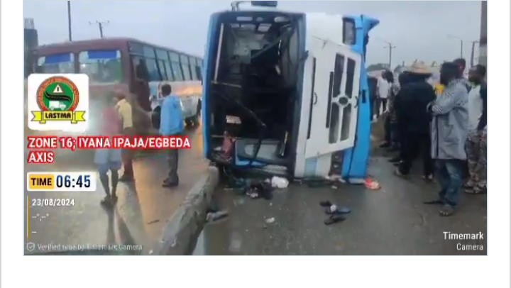 10 Passengers Injured As Fully Loaded BRT Bus Overturns In Lagos [VIDEO]