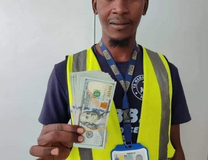 Airport Cleaner Returns $10,000 Found Inside Aircraft In Kano