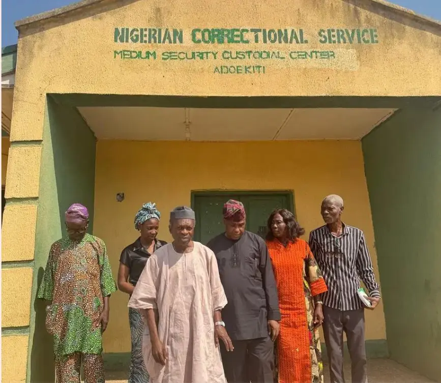 defamation:%20Afenifere%20Pays%20Courtesy%20Visit%20to%20Dele%20Farotimi%20in%20Prison