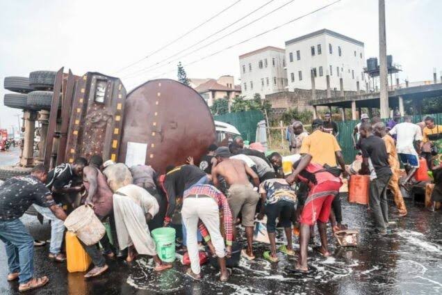 Niger State Residents Ignore Warnings, Scoop Oil from Fallen Tanker Days After Deadly Explosion