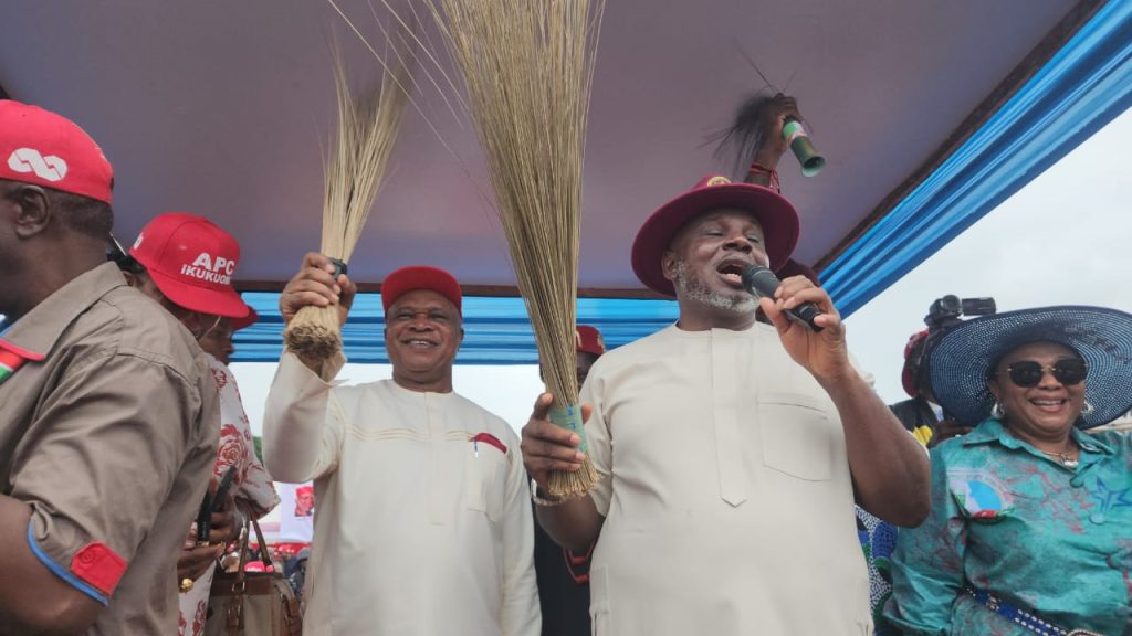 Sir Azuka Okwuosa Storms Ukpor For APC Grand Finale Thank You Tour, Donates ₦2M To Nnewi South APC