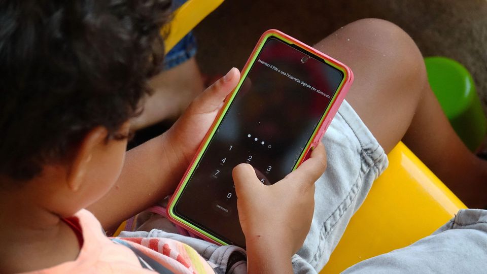 Screen Time Damages Children More Than Being Born Into Poverty - Study Finds