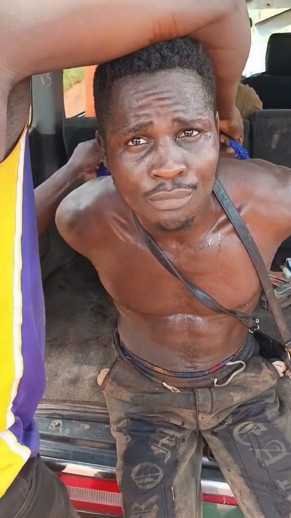Moment Vigilante Group Arrests Alleged Criminal Kingpin “F2” At His Hideout In Nsukka