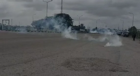 BREAKING: Police Fire Teargas at Lekki Tollgate, Disrupt #EndSARS Memorial as Rhodes-Vivour, Doherty Attend